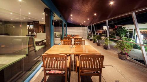 Hotel Maenam Bay Resort
