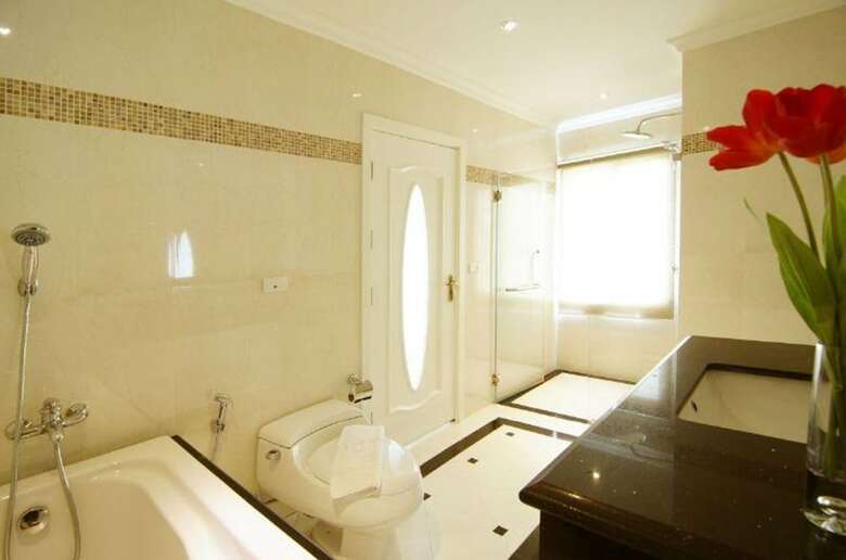 Hotel Lk Legend