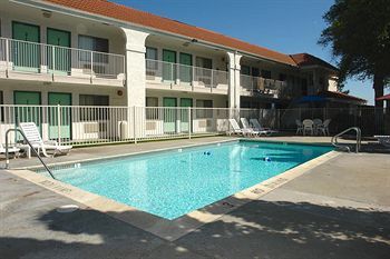Motel 6 Pinole