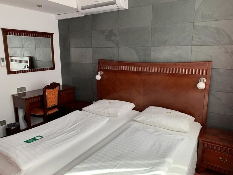 Hotel Attache