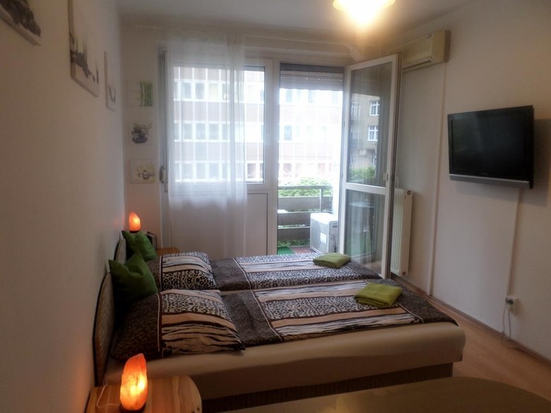 Leslie Apartments