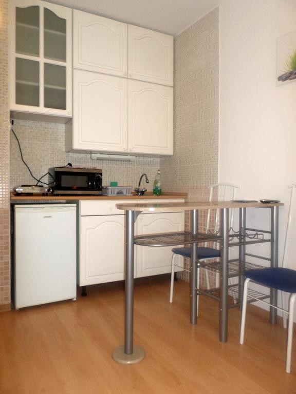 Leslie Apartments