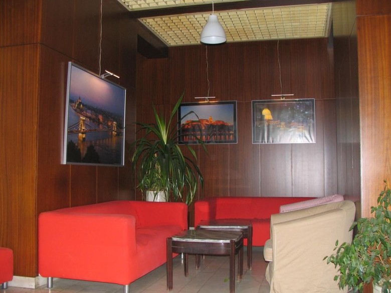 Leslie Apartments