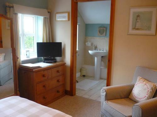 White Cottage Bed And Breakfast