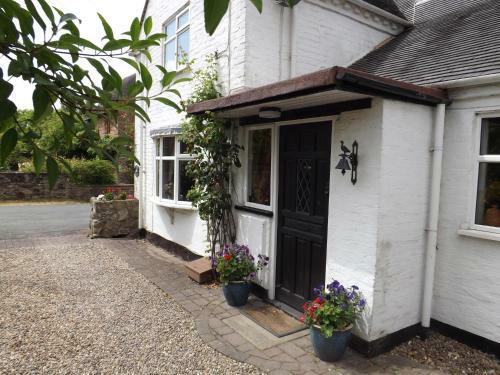 White Cottage Bed And Breakfast