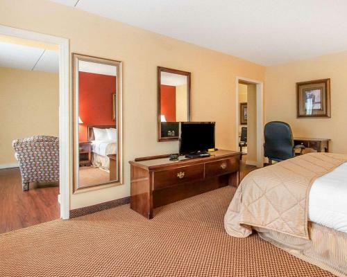 Hotel Clarion Inn & Suites University Center