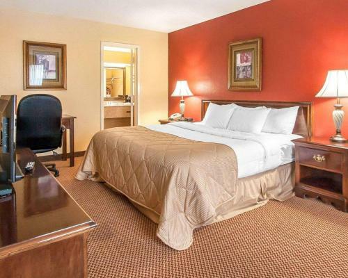 Hotel Clarion Inn & Suites University Center