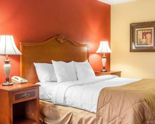 Hotel Clarion Inn & Suites University Center