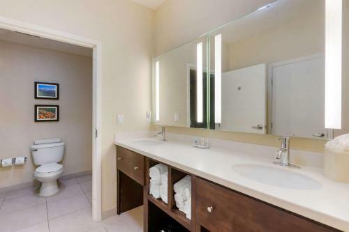 Hotel Ontario Grand Inn & Suites