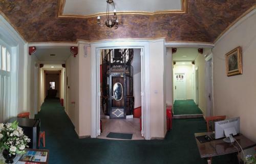Hotel Cecil