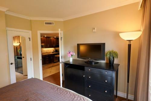 La Bellasera Hotel & Suites