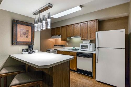 Hotel Arbor Suites At The Mall