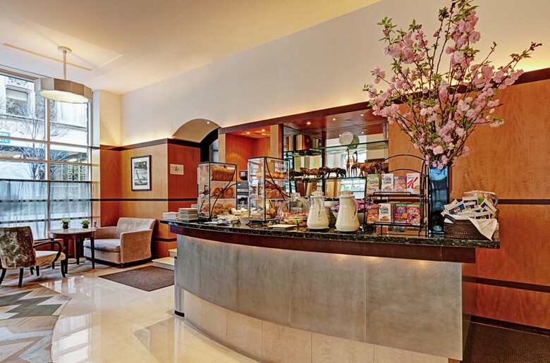 Hotel Giraffe