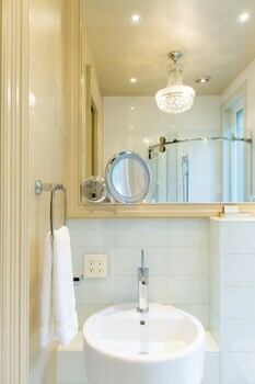 Stonehurst Place Bed & Breakfast
