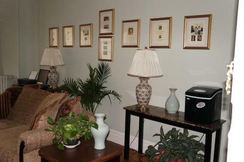 Hostal 463 Beacon Street Guest House