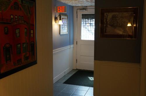 Hostal 463 Beacon Street Guest House