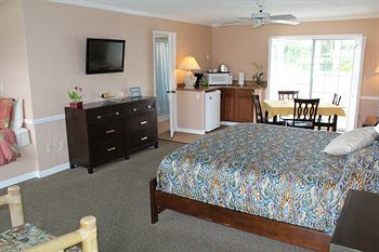 The Boathouse Motel