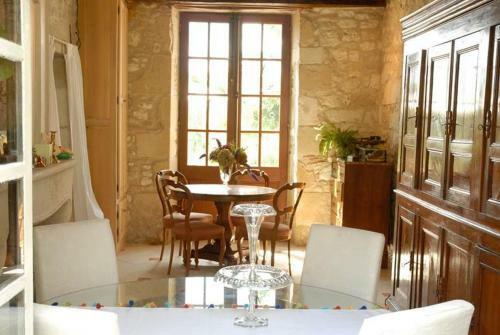 Hostal Chambres D'h�tes La Bastide Des Tr�mi�res