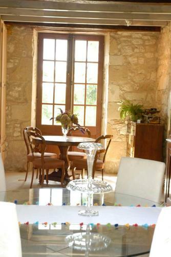 Hostal Chambres D'h�tes La Bastide Des Tr�mi�res