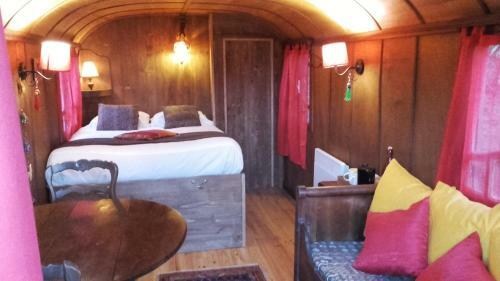 Hostal Les Roulottes De La Baronnie