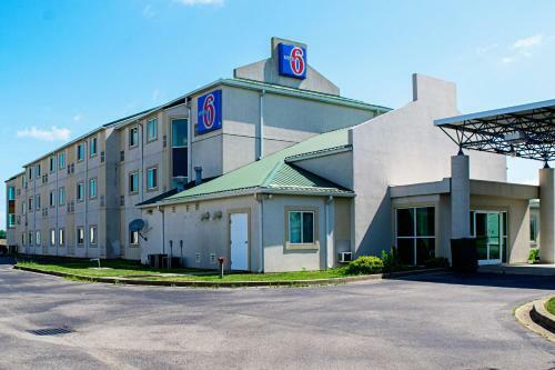 Motel 6 Seymour North