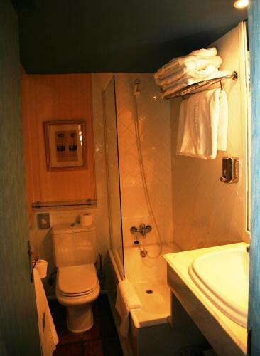 Hotel Almud (.)