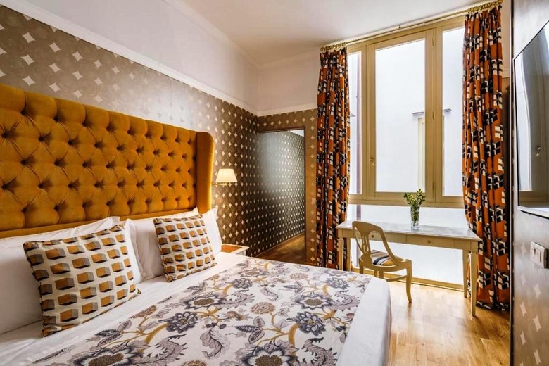 Hotel Room Mate Luca