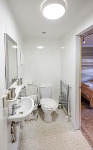 Hostal Balmore Guest House