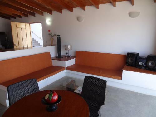 Akas Apartments
