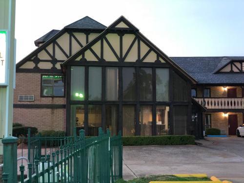 Motel Victorian Inn & Suites
