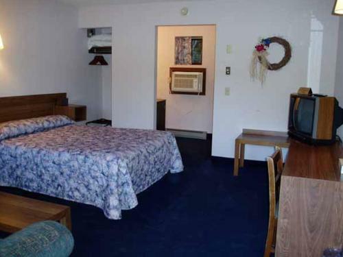 Tall Pines Motel