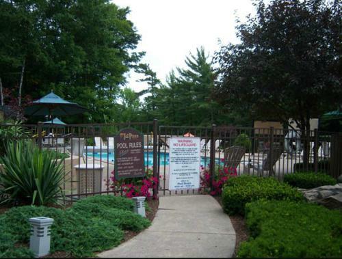Tall Pines Motel