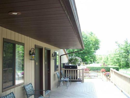 Tall Pines Motel