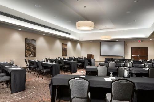 Holiday Inn Hotel & Convention Center Lawrence
