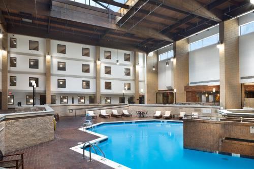 Holiday Inn Hotel & Convention Center Lawrence