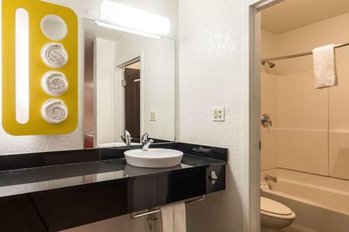 Motel 6 Uvalde