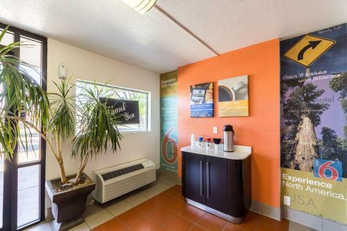 Motel 6 Uvalde