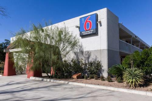 Motel 6 Uvalde