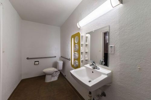 Motel 6 Uvalde