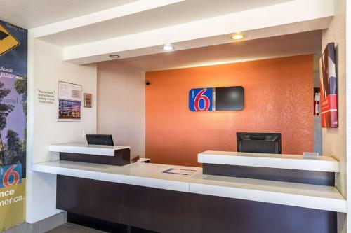 Motel 6 Uvalde