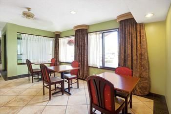 Hotel Baymont Inn And Suites Monroe