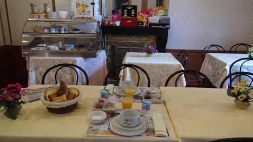 Hotel Logis Le Clos Du Montvinage Rest. Auberge Val de L'oise