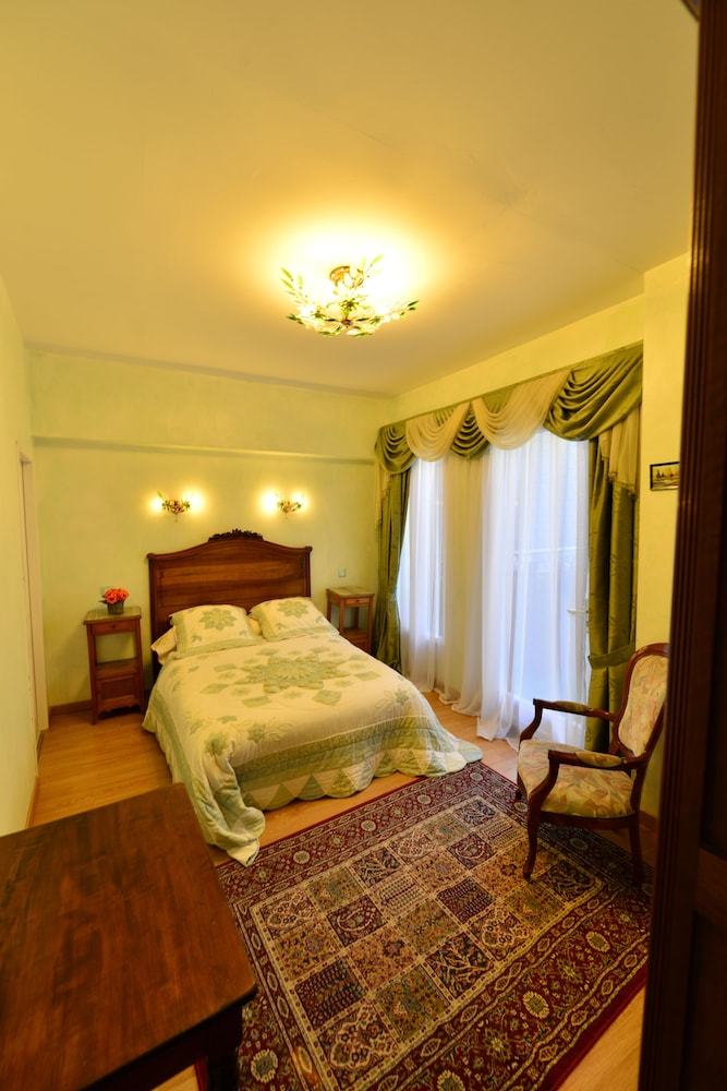 Hostal Au Pied Du Chateau