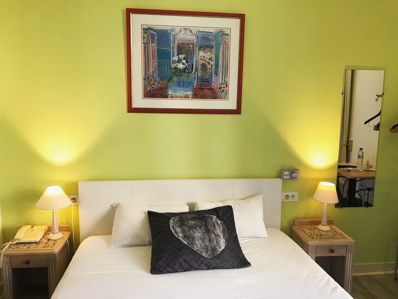 Hotel H�tel Aux Sacres