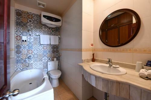 Artisan Lakeview Hotel