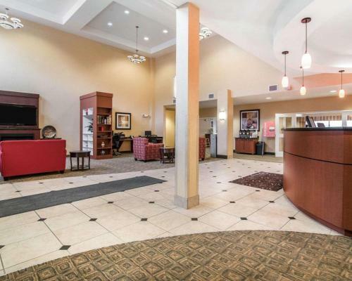 Hotel Comfort Suites Vestal Near University