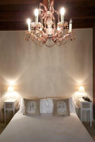 Broletto, L'hotel E La Residenza