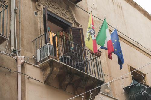Hostal Lerux International