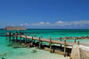 Hotel Compass Point Beach Resort