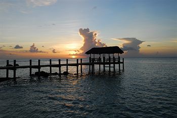 Hotel Compass Point Beach Resort